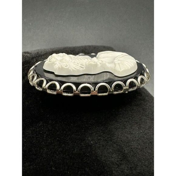 Vintage Victorian Style Cameo Brooch Silver Tone Black White Profile Plastic - Picture 3 of 9